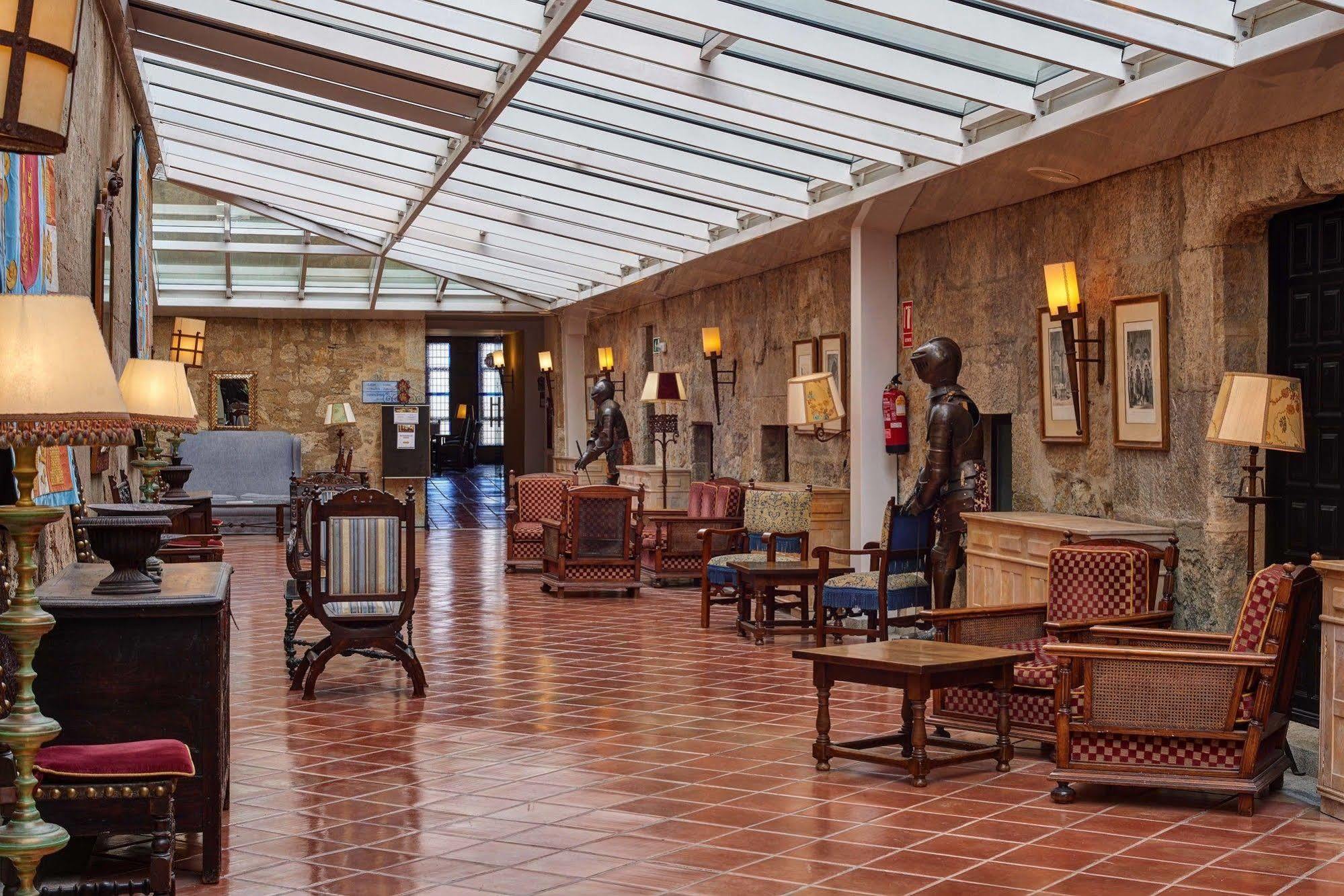 Parador De Ciudad-Rodrigo Esterno foto